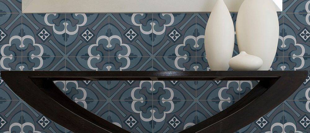 Wall with decorative tiles