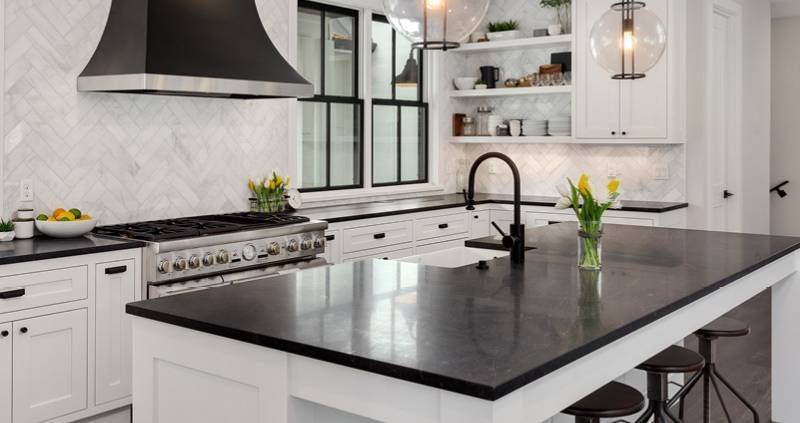The_Perks_Of_A_Black_And_White_Kitchen
